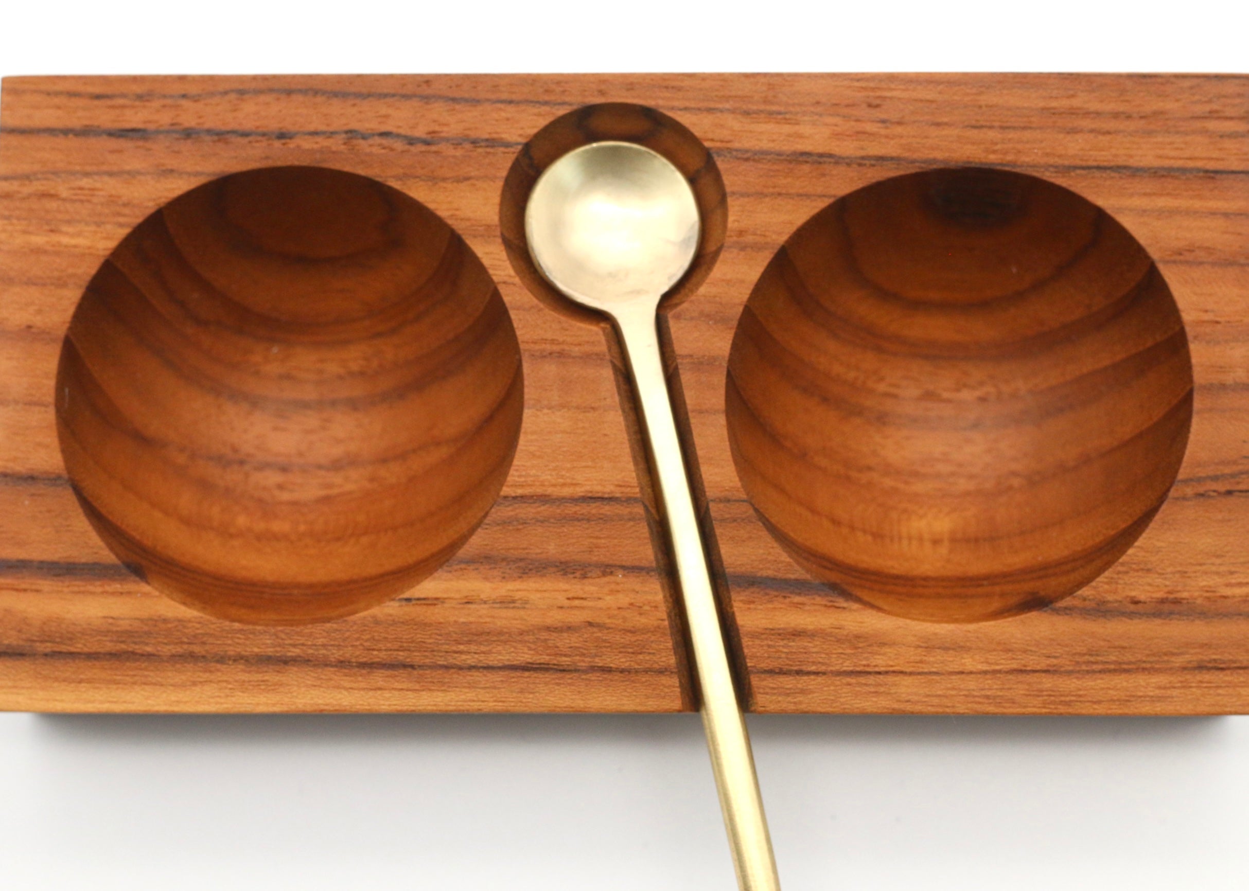 Gewürzschale aus Teakholz mit zwei Fächern und goldenem Löffel in braun.