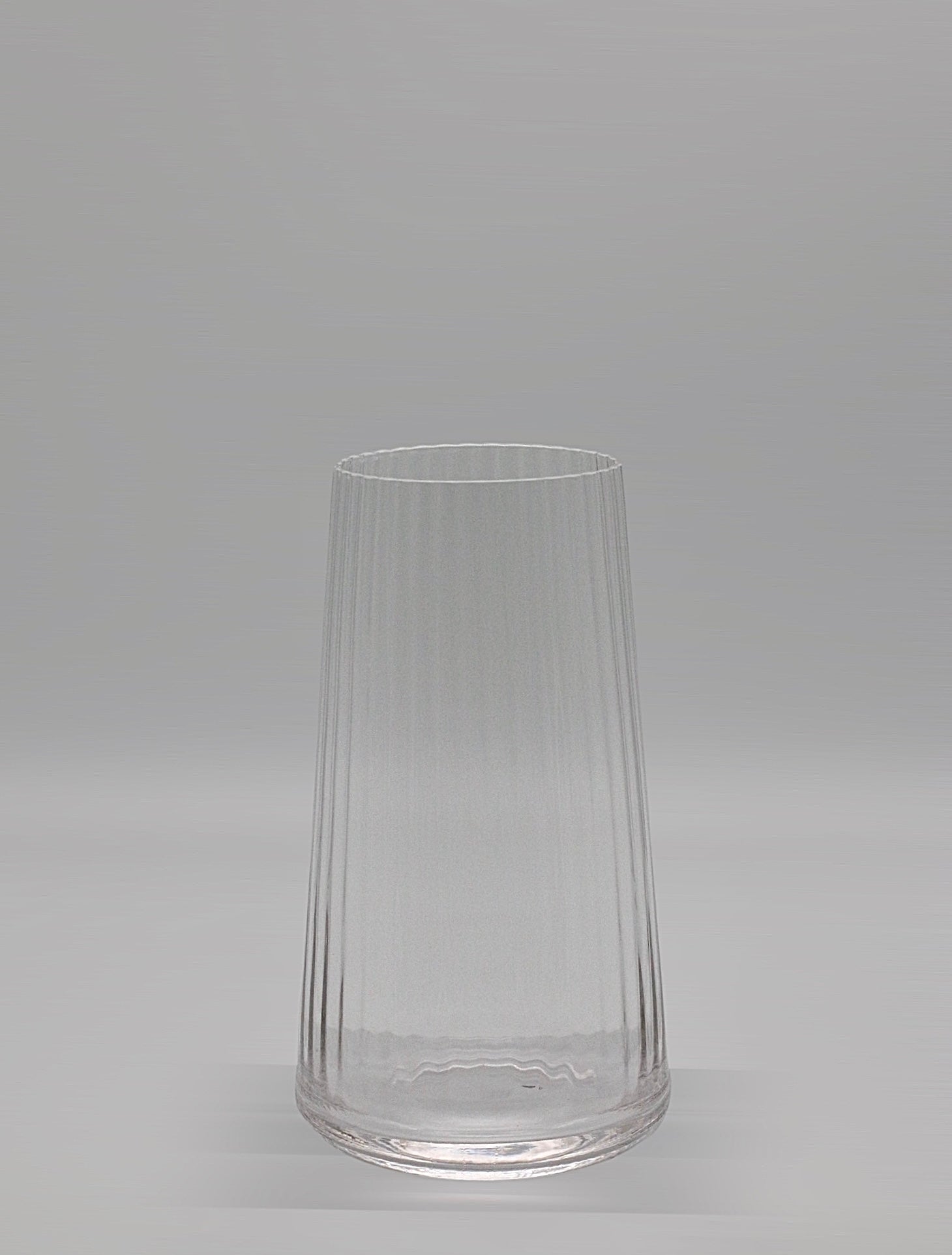 Geriffeltes Wasserglas in groß.