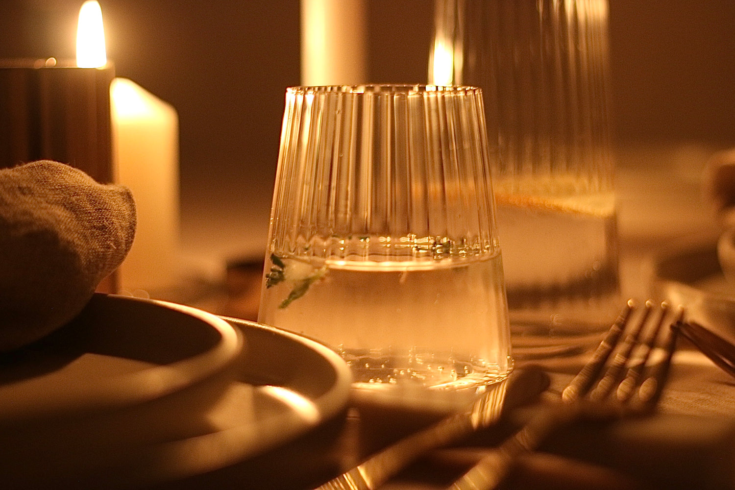 Geriffeltes Wasserglas in klein auf einem elegant gedeckten Tisch.