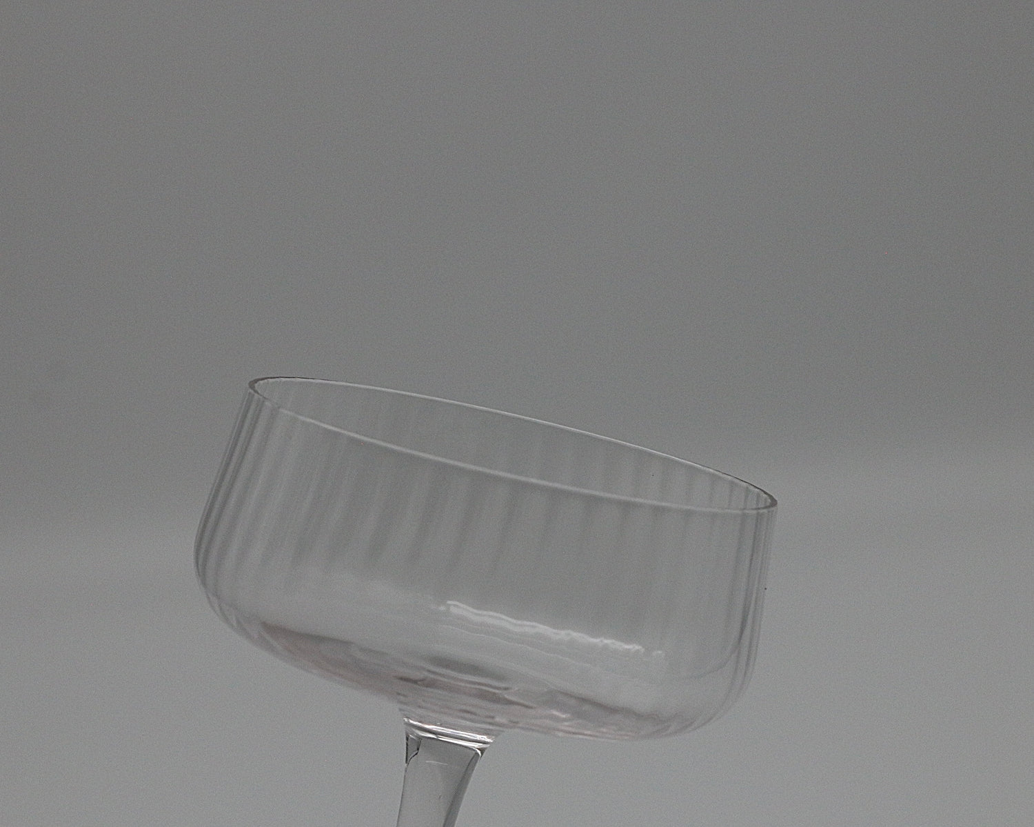 Geriffelte Champagnerschale aus Glas mit elegantem Design und feiner Struktur für stilvolles Servieren.