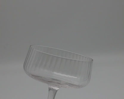 Geriffelte Champagnerschale aus Glas mit elegantem Design und feiner Struktur für stilvolles Servieren.