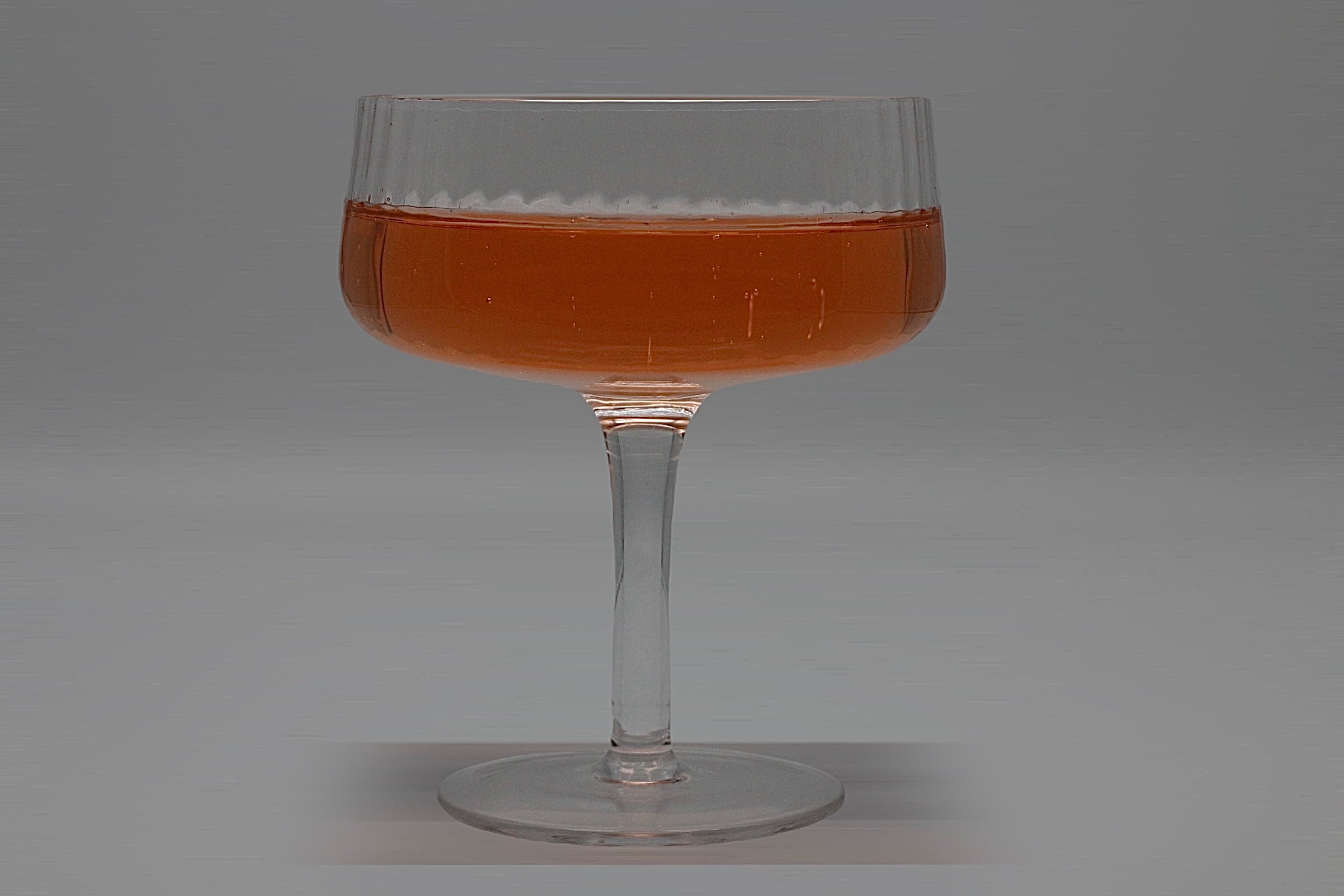 Geriffelte Champagnerschale aus Glas mit elegantem Design und feiner Struktur für stilvolles Servieren.