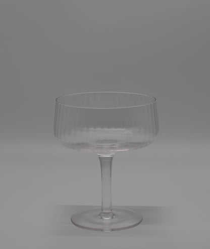 Geriffelte Champagnerschale aus Glas mit elegantem Design und feiner Struktur für stilvolles Servieren.