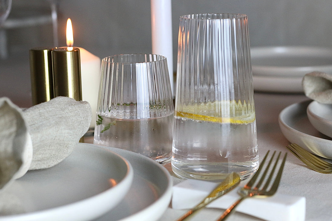 Geriffeltes Wasserglas in groß auf einem elegant gedeckten Tisch.