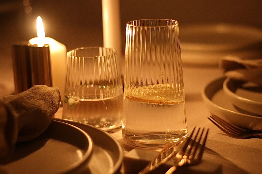 Geriffeltes Wasserglas in groß auf einem elegant gedeckten Tisch.